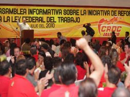 El sindicalista Alfredo Barba Hernández durante su discurso en la asamblea informativa de la CROC. A. CAMACHO  /