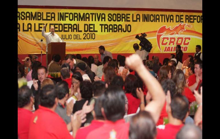 El sindicalista Alfredo Barba Hernández durante su discurso en la asamblea informativa de la CROC. A. CAMACHO  /