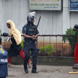Dejan más de 100 heridos violentas protestas en Bangladesh