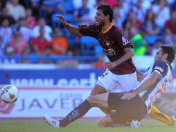 José María Basanta barre para despojar del balón a Fredy Bareiro. JAMMEDIA  /