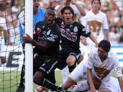 El árbitro dio el gol a Christian Benítez en la victoria de Santos sobre Pumas. MEXSPORT  /