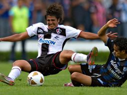 El atlista Darvin Chávez cae ante la barrida de Héctor Altamirano. MEXSPORT  /