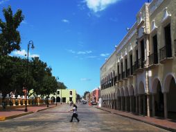 La calle de la plaza principal con el Hotel Mesón del Marqués (color ladrillo casi oculto por los árboles) al fondo.. ESPECIAL  /