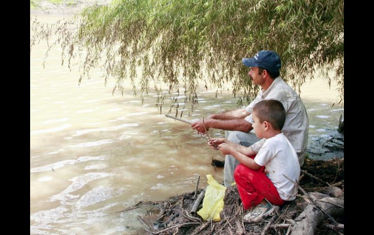 Tarde familiar de pesca en una presa de la localidad de Atemanica, en Tequila, Jalisco. ESPECIAL  /