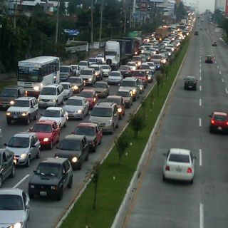 Encharcamiento en Santa Anita desquicia el tráfico en López Mateos