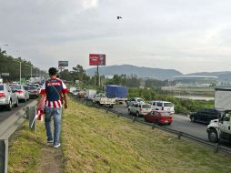 Un aficionado se dirige al Estadio Chivas antes del juego inaugural. E. BARRERA  /
