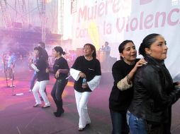 La legisladora Alejandra Barrales (derecha) participa en el baile a favor de la no violencia contra las mujeres. EL UNIVERSAL  /