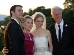 • Marc Mezvinsky, con su nueva suegra, Hillary Clinton, su esposa, Chelsea, y Bill Clinton. AP  /