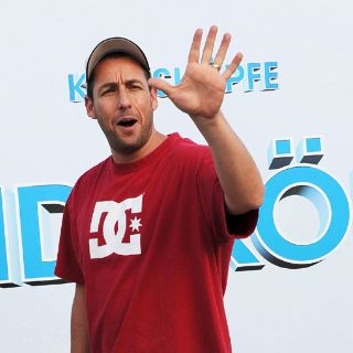 Adam Sandler es feliz al participar en películas cómicas