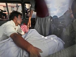 La policía recuperó 20 cuerpos de la hondonada de 200 metros de profundidad. AP  /