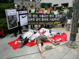 En Seúl, manifestantes protestan contra la fabricación de bombas de racimo; China mantienen su producción de estas armas. NOTIMEX  /