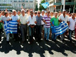 A partir del lunes, los 33 mil camioneros huelguistas empezarán a distribuir mercancías. EFE  /