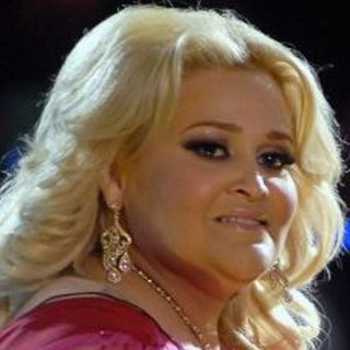 La cantante Sheyla sufre accidente automovilístico