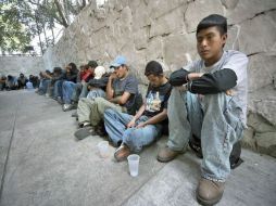 Mexicanos intentan cruzar la frontera en búsqueda de oportunidades laborales. ARCHIVO  /