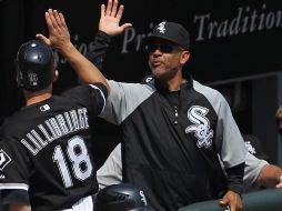 Brent Lillibridge (18) es felicitado por Ozzie Guillén después de anotar en la quinta entrada. AFP  /