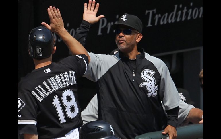 Brent Lillibridge (18) es felicitado por Ozzie Guillén después de anotar en la quinta entrada. AFP  /