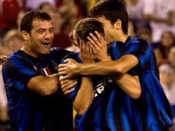 Cristiano Biraghi es felicitado por sus compañeros después de anotar contra el Manchester City. AFP  /