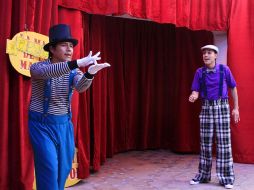 La puesta en escena integra a actores silentes, quienes comparten crédito con Copatzin Borbón (derecha). E. PACHECO  /