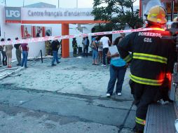 Las labores de los bomberos al intervenir en el incendio provocado por la explosión de cilindros de gas. EL INFORMADOR A. HINOJOSA  /