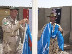 Los holandeses transfieren el mando al contingente australiano durante una ceremonia en Kamp Holland Afganistán. REUTERS  /