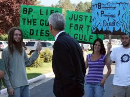 ‘‘British Petroleum miente y el Golfo muere’’. Un abogado que representa a la empresa petrolera recibe protestas en Idaho. AP  /