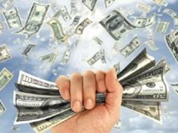 El descenso de la confianza de los consumidores en Julio reduce las inversiones y fortalece el dólar. ARCHIVO  /