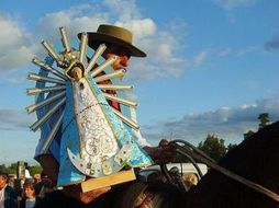 Los argentinos que más creen en milagros son aquellos que no tienen estudios. ESPECIAL  /