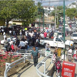 Bloquean policías principales vialidades de Acapulco