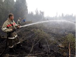 Un bombero trabaja para extinguir un incendio a unos 200 kilómetros de Moscú. EFE  /