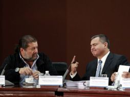 El secretario de Seguridad (der.) y Eduardo Joaquín Gallo (izq.), presidente de México Unido Contra la Delincuencia. EL UNIVERSAL  /