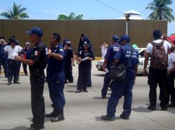 Policías municipales tomaron las instalaciones del ayuntamiento de Acapulco para exigir el pago de un bono federal. EL UNIVERSAL  /