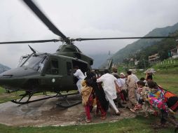 El Ejército evacua a sobrevivientes a las inundaciones, en el Valle de Swat. AFP  /