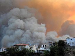El humo cubre el cielo en la localidad griega de Marathokampo en el área de Kako Perato, en la Isla de Samos. EFE  /