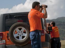 Funcionarios del Instituto Nacional de Migración vigilan la frontera en busca de inmigrantes, en Nogales, Sonora. AFP  /