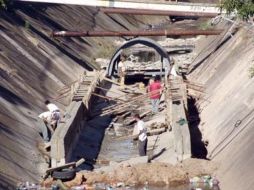 Este martes inicia el desazolve y limpieza de canales pluviales, parte de la campaña contra el dengue del Ayuntamieto tapatío. ESPECIAL  /