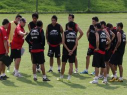 Los jugadores del Atlas reciben instrucciones de su entrenador  Carlos Ischia en el entrenamiento. A. CAMACHO  /