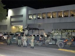 Los cuerpos llegaron al Aeropuerto Internacional de Culiacán que permaneció resguardado por el ejército. NTX  /