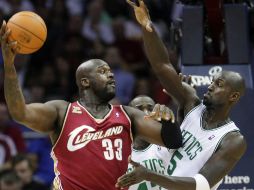 Shaquille O'Neal (33) jugando para los Cavs en contra del que podría ser su nuevo equipo, los Celtics. AP  /