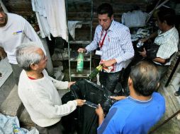 Ayer, en la colonia Jalisco, brigadistas de la Secretaría de Salud realizaron labores de fumigación. E. BARRERA  /