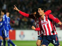 Omar Bravo y Magallón festejan el segundo gol que le dió a las Chivas el boleto a la Final. AFP  /