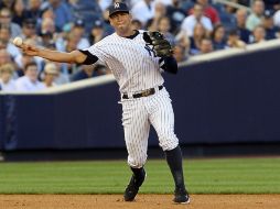 'A-Rod' lanza la bola hacia primera para hace out ayer contra Toronto. AFP  /