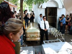 En el cortejo fúnebre iban intercalados elementos del Ejército Mexicano entre familiares y amigos. EL UNIVERSAL  /