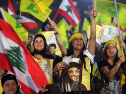 Seguidores de Hizbulá observan un mensaje por video del líder del movimiento chiíta, Hassan Nasrallah, tras los enfrentamientos. EFE  /