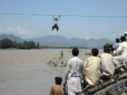 Estados Unidos enviará pilotos y  helicópteros a Pakistán para ayudar en las tareas de rescate. AFP  /