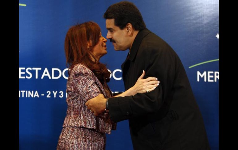 La presidenta de Argentina, Cristina Fernández, recibe al canciller venezolano, Nicolás Maduro, en San Juan. EFE  /