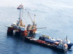 La labor de los equipos que operan el nuevo intento de taponamiento trabajan día y noche. EFE  /