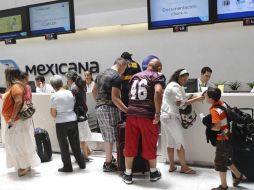 Mexicana de Aviación deriva a los pasajeros hacia otras aerolíneas con el propósito de no cancelar vuelos. EFE  /