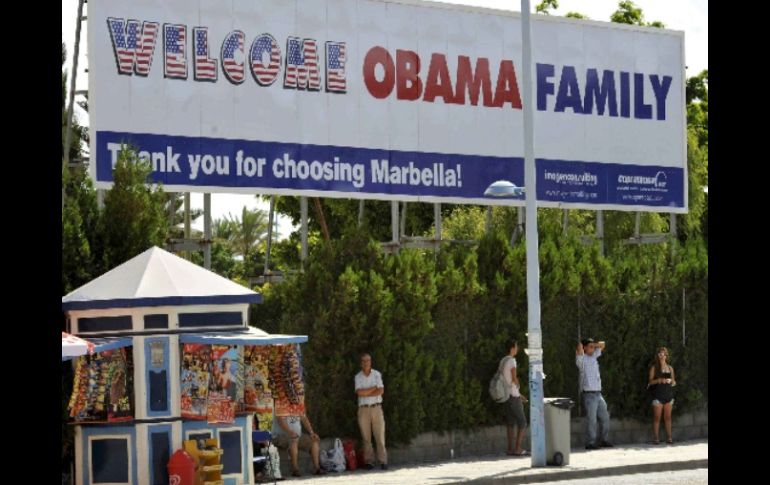 La localidad recibe a Michelle Obama y a su hija menor con entusiasmo. EFE  /