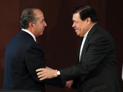 El Presidente Felipe Calderón saluda al cardenal Norberto Rivera, en la tercera mesa de Diálogo por la Seguridad. NTX  /