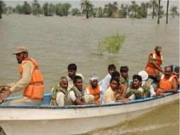 Soldados paquistaníes evacuan a víctimas de las inundaciones en Kot Addu en Punjab del sur, Pakistán. EFE  /
